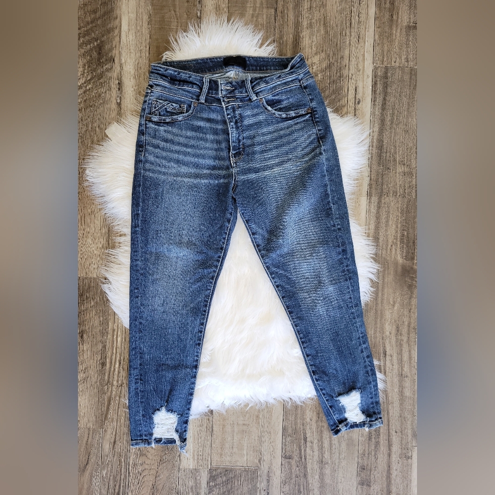 Buckle Curvy Capris Size 30/10